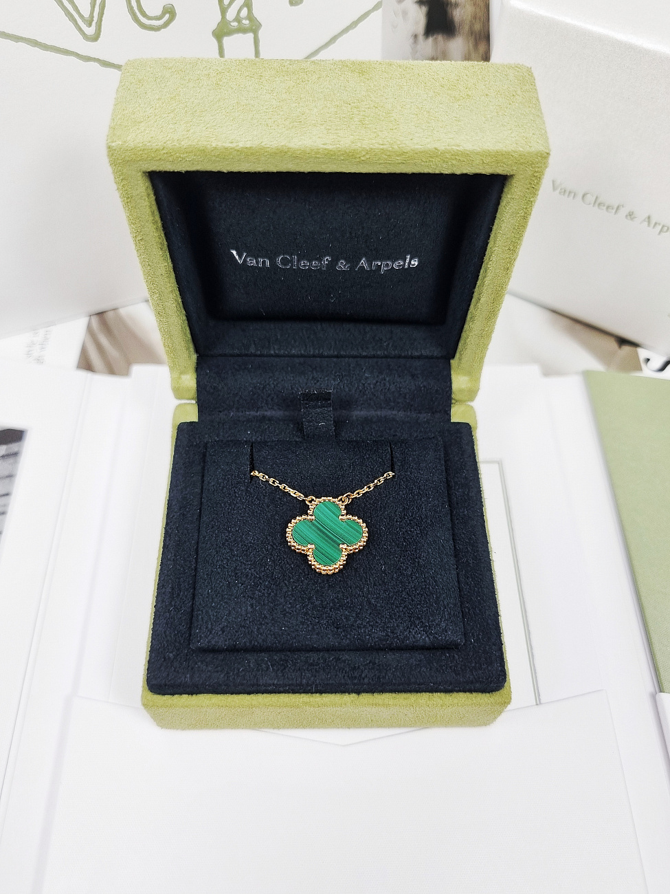 Van Cleef & Arpels в наличии в Москве в &quot;Мануфактуре&quot;! 