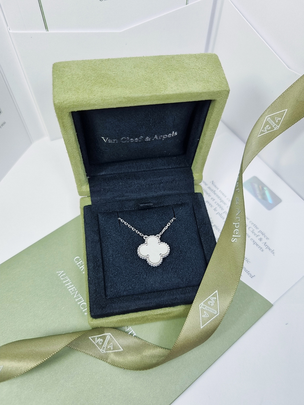 Van Cleef & Arpels в наличии в Москве в &quot;Мануфактуре&quot;! 