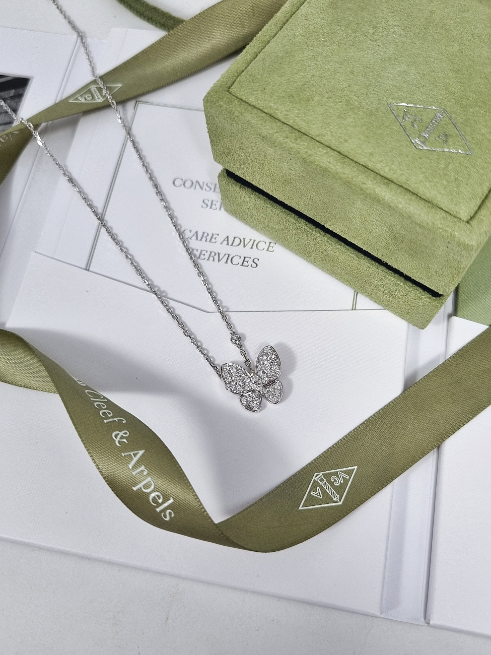 Van Cleef & Arpels в наличии в Москве в &quot;Мануфактуре&quot;! 