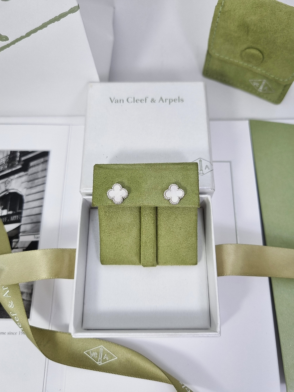 Van Cleef & Arpels в наличии в Москве в &quot;Мануфактуре&quot;! 