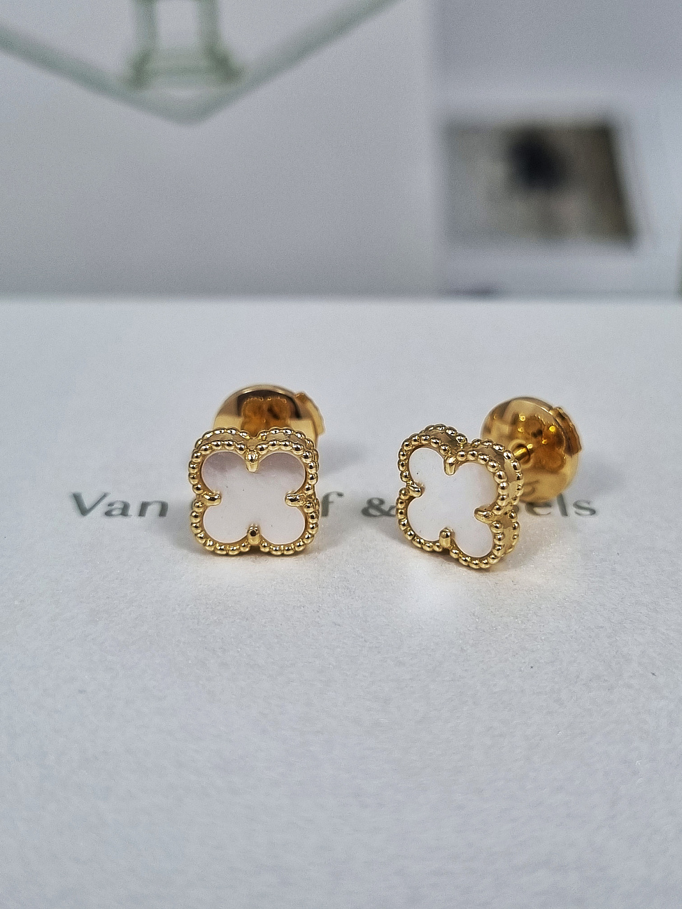 Van Cleef & Arpels в наличии в Москве в &quot;Мануфактуре&quot;! 