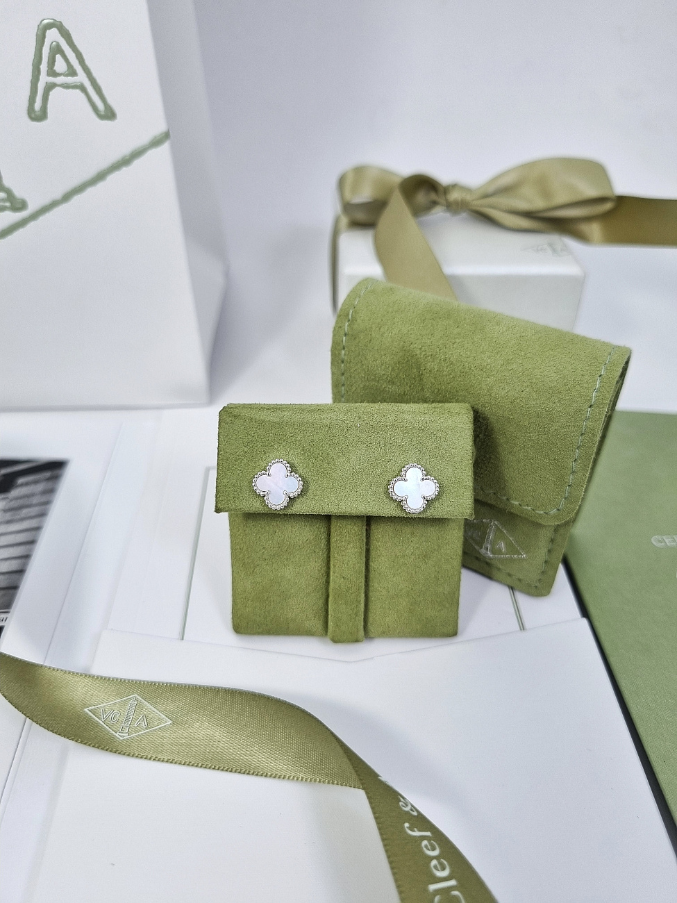 Van Cleef & Arpels в наличии в Москве в &quot;Мануфактуре&quot;! 