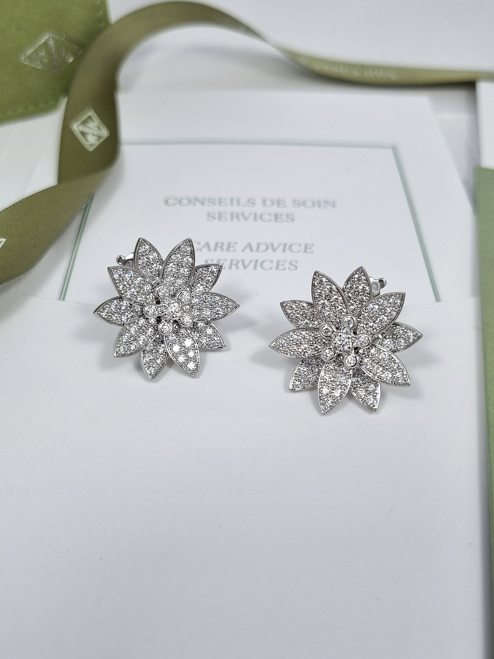 Van Cleef & Arpels в наличии в Москве в &quot;Мануфактуре&quot;! 