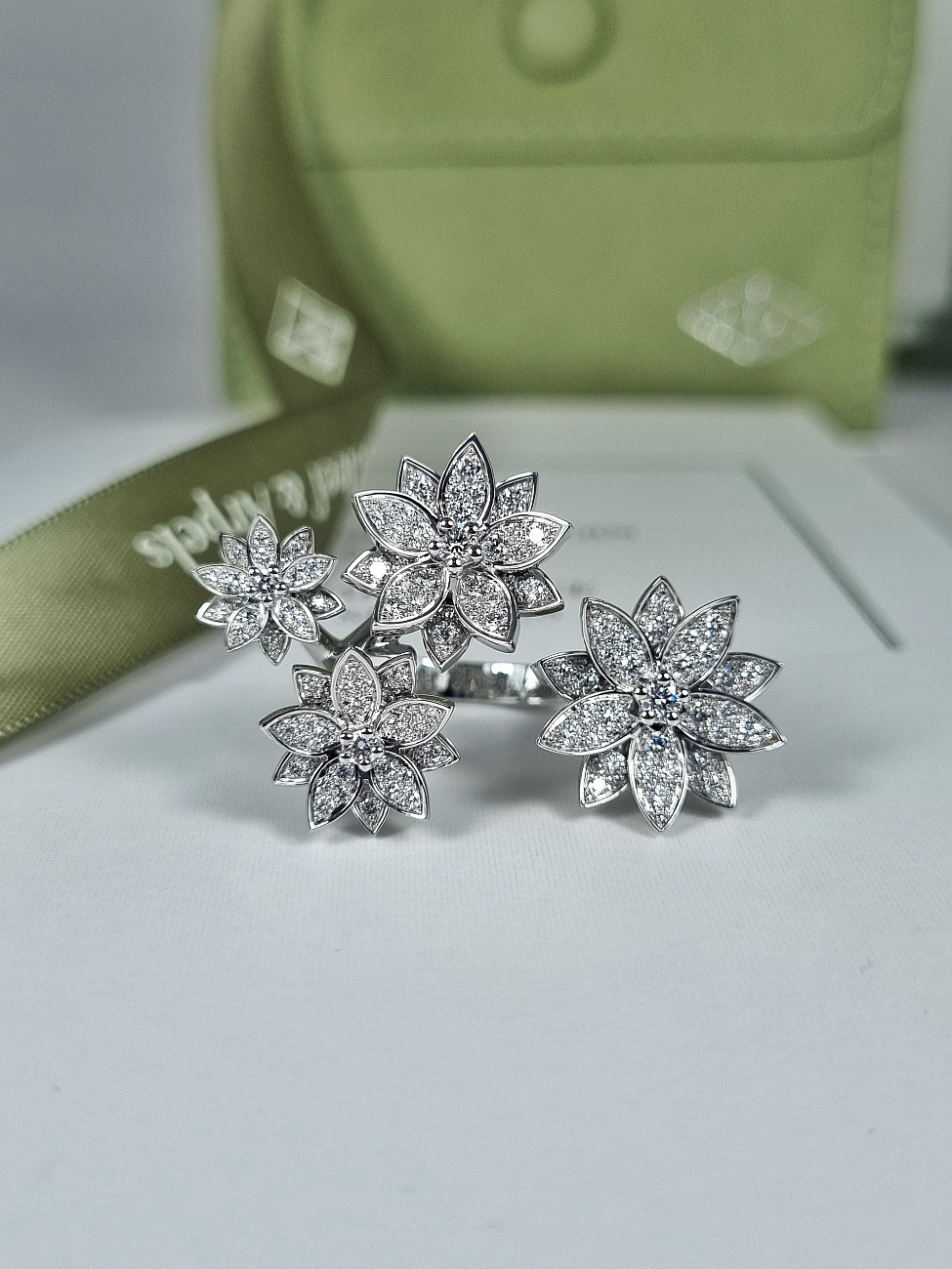 Van Cleef & Arpels в наличии в Москве в &quot;Мануфактуре&quot;! 