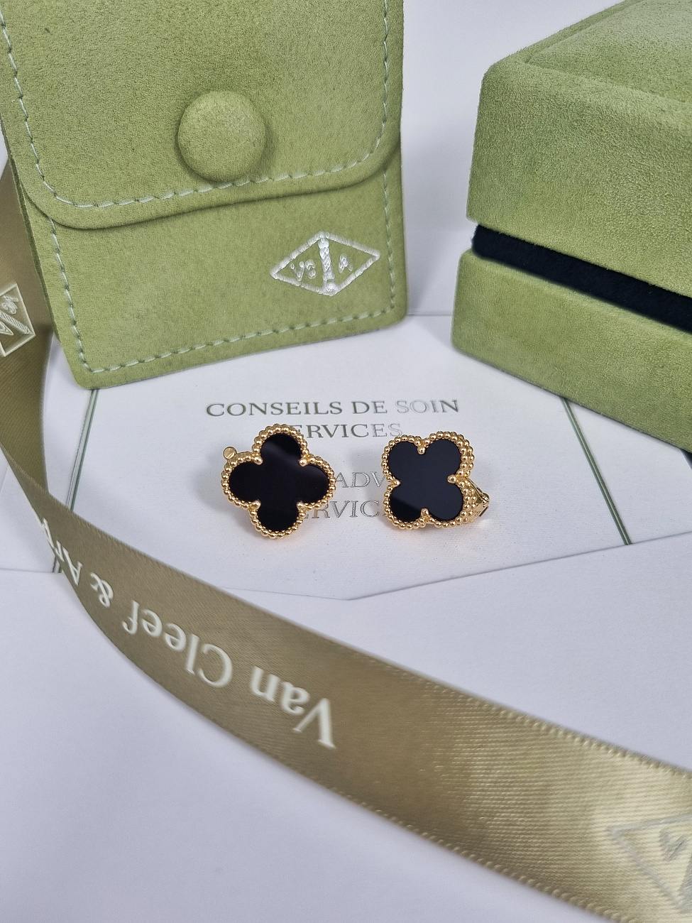 Van Cleef & Arpels в наличии в Москве в &quot;Мануфактуре&quot;! 