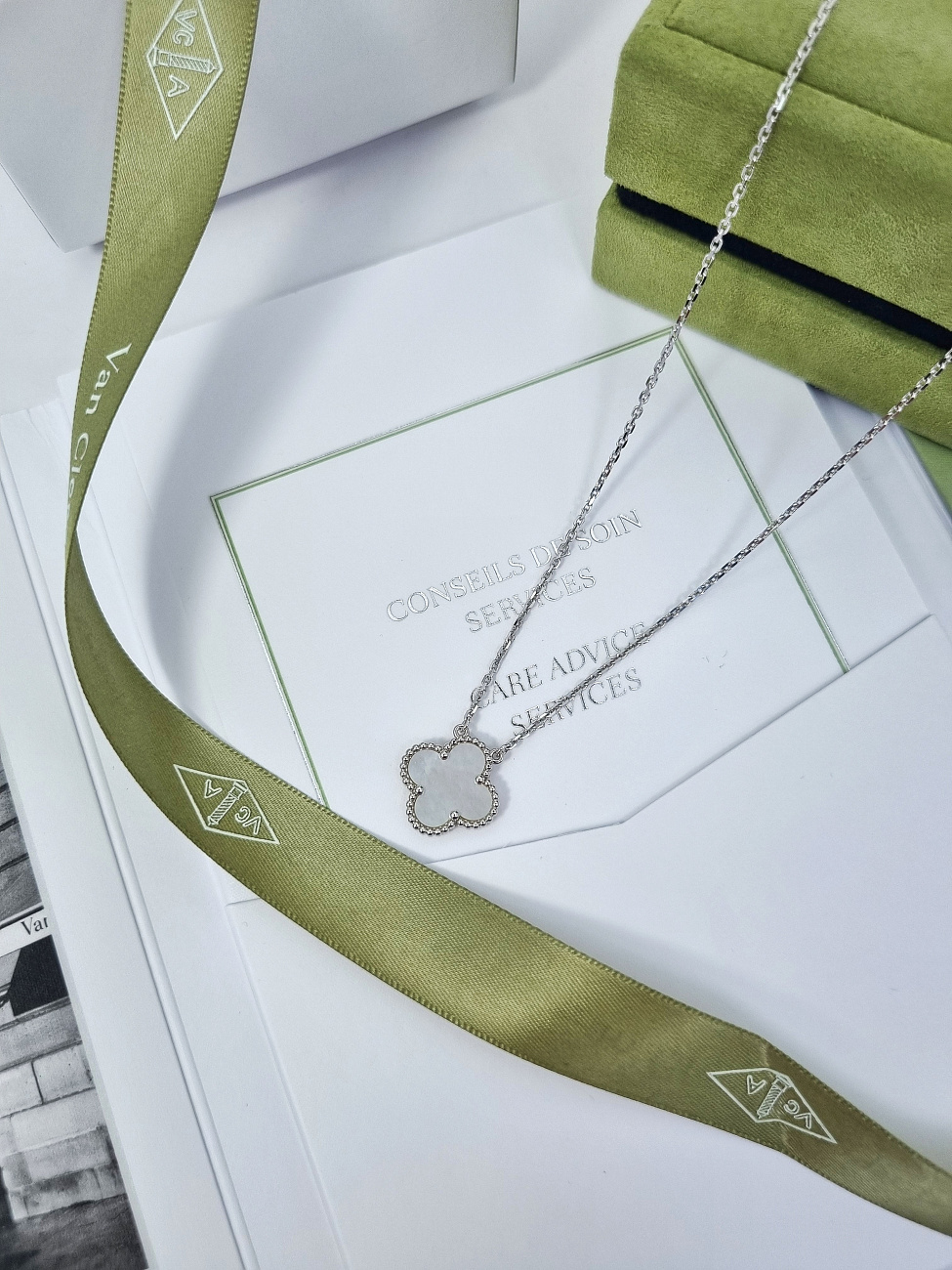 Van Cleef & Arpels в наличии в Москве в &quot;Мануфактуре&quot;! 