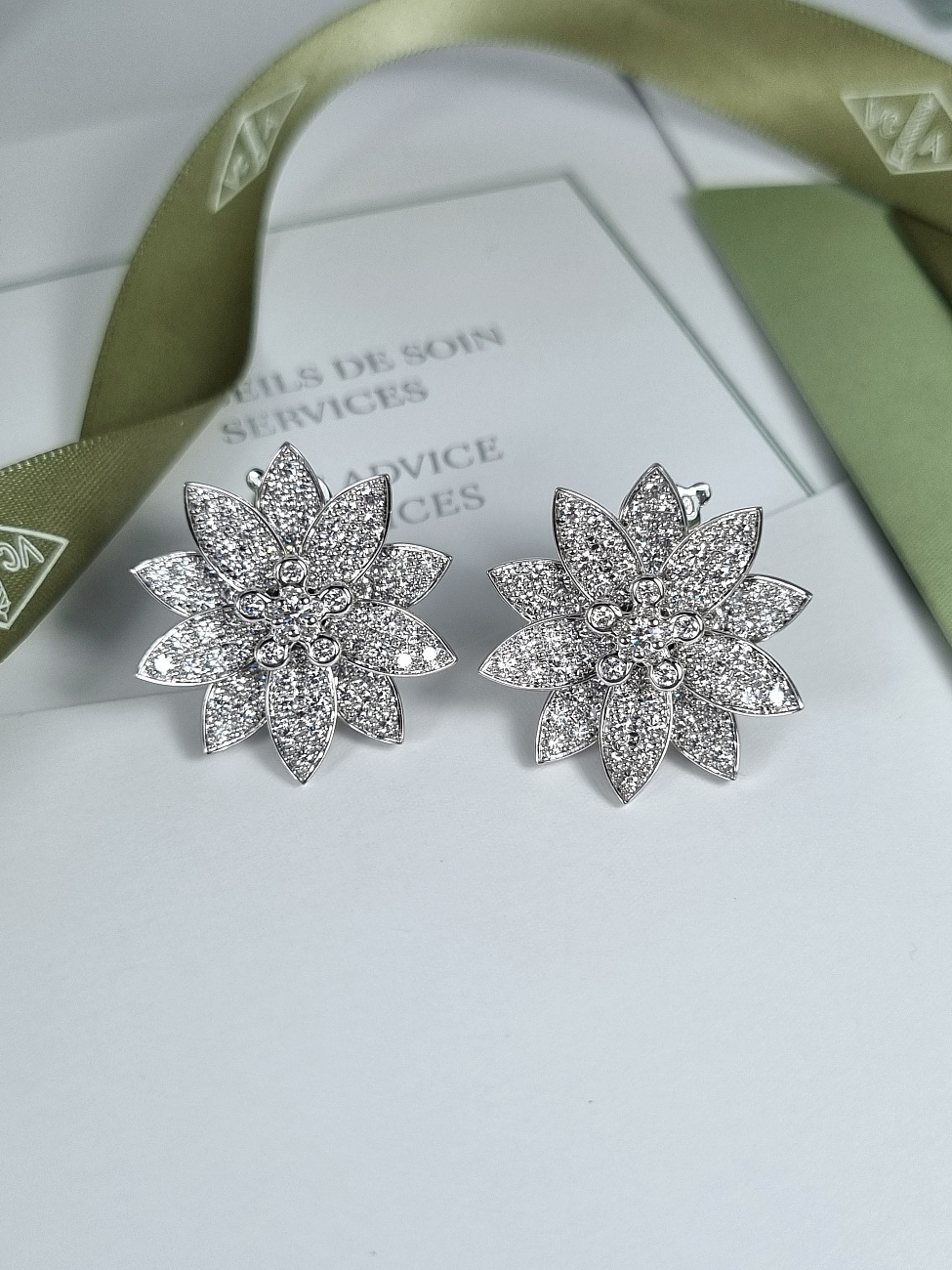 Van Cleef & Arpels в наличии в Москве в &quot;Мануфактуре&quot;! 