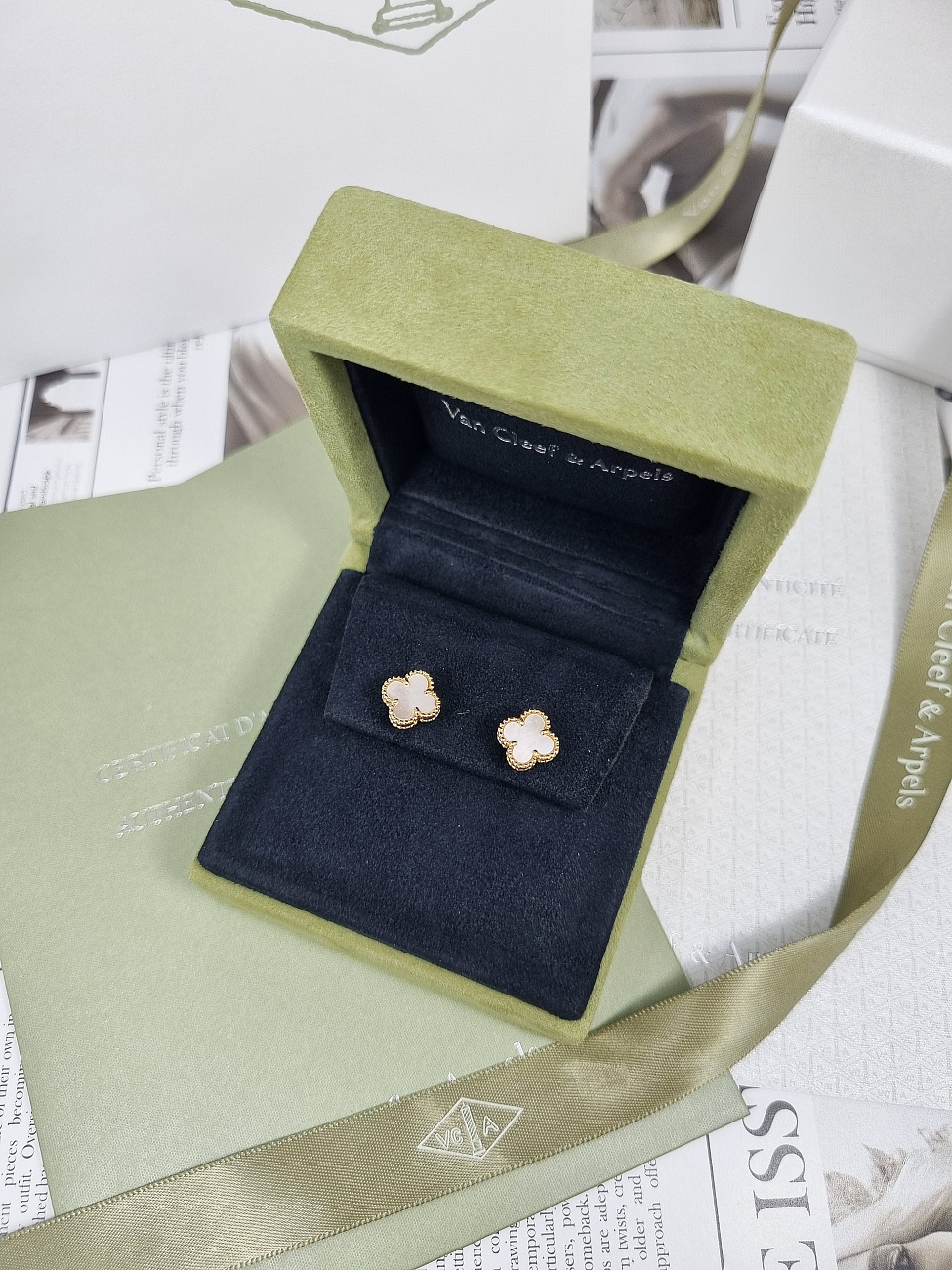 Van Cleef & Arpels в наличии в Москве в &quot;Мануфактуре&quot;! 