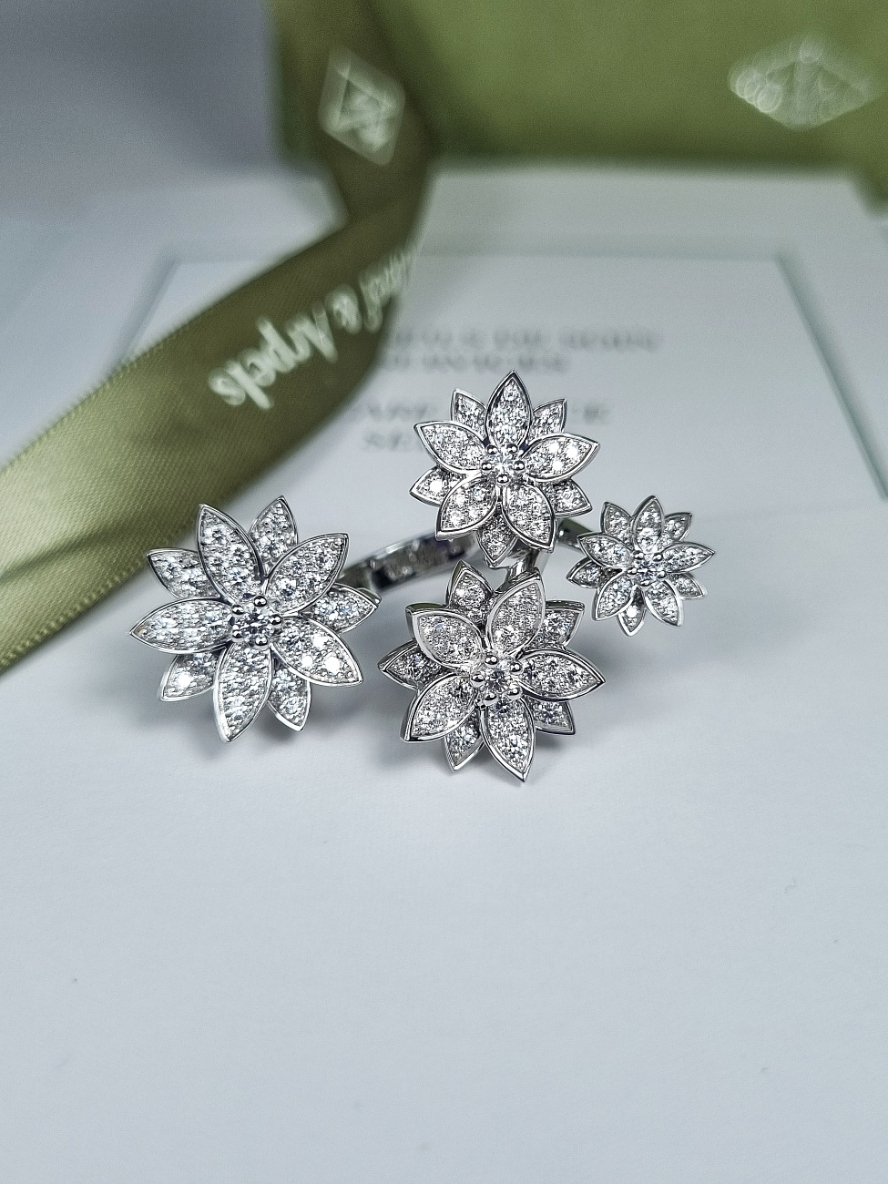 Van Cleef & Arpels в наличии в Москве в &quot;Мануфактуре&quot;! 