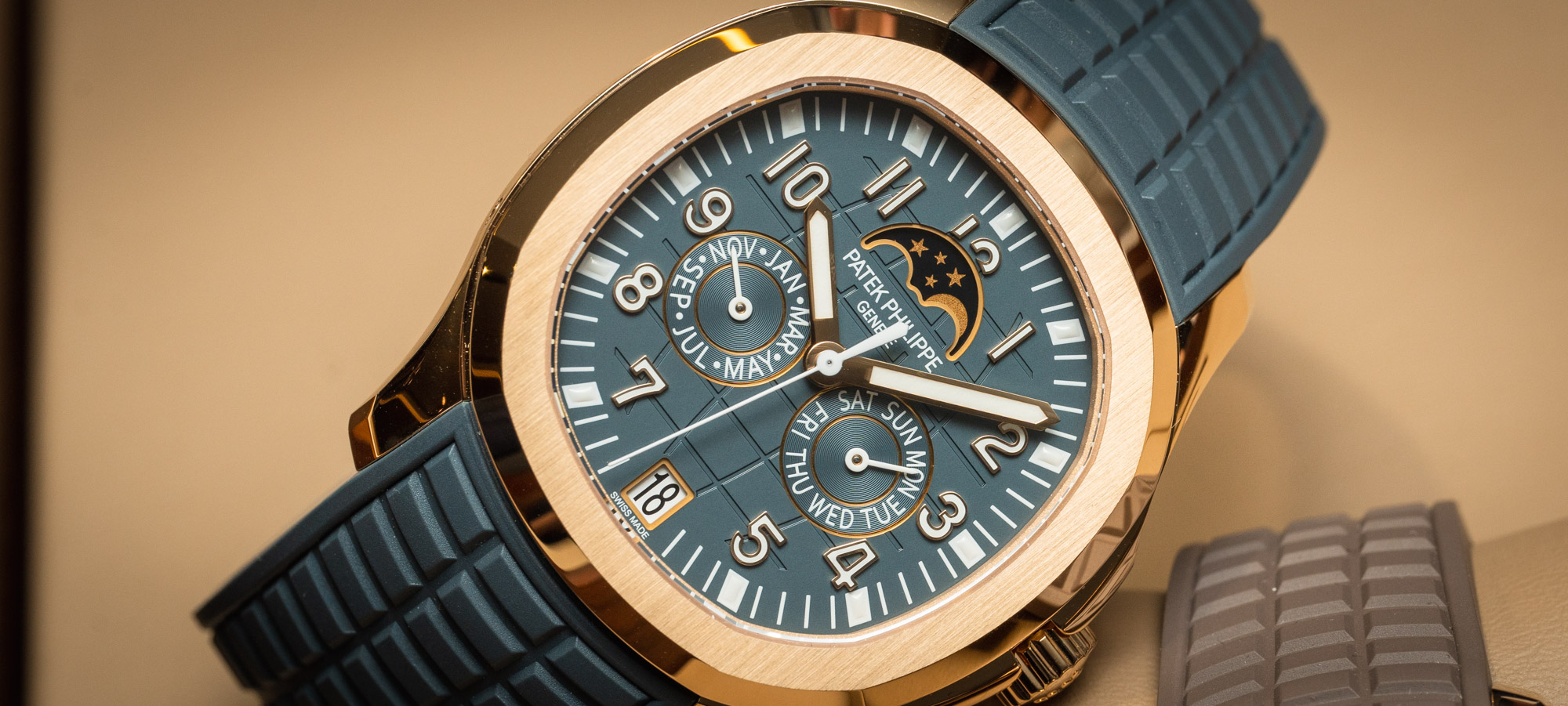 Вечный календарь Patek Philippe Aquanaut Luce